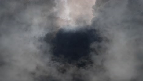 punto de vista, una tormenta ardiendo dentro de la nube cumulus oscura