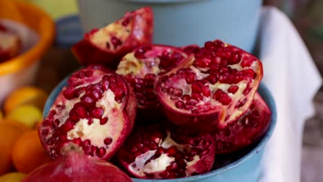 la fruta de la granada de cerca el panado derecho la fruta entera para cortar la granada