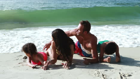 familia feliz jugando con las olas
