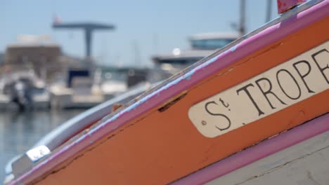 Der-Rand-Eines-Orangefarbenen-Holzbootes-Mit-Der-Aufschrift-&quot;st-Tropez&quot;-Eine-Berühmte-Stadt-In-Südfrankreich