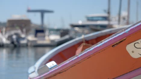 El-Borde-De-Un-Barco-De-Madera-Coloreado-En-Naranja-Con-La-Inscripción-&quot;st-Tropez&quot;-Una-Ciudad-Famosa-Del-Sur-De-Francia