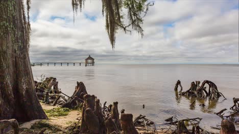 Vista-Lejana-Del-Muelle-De-La-Playa-En-El-Parque-Estatal-Fontainebleau-En-Mandeville,-Luisiana,-EE.UU.