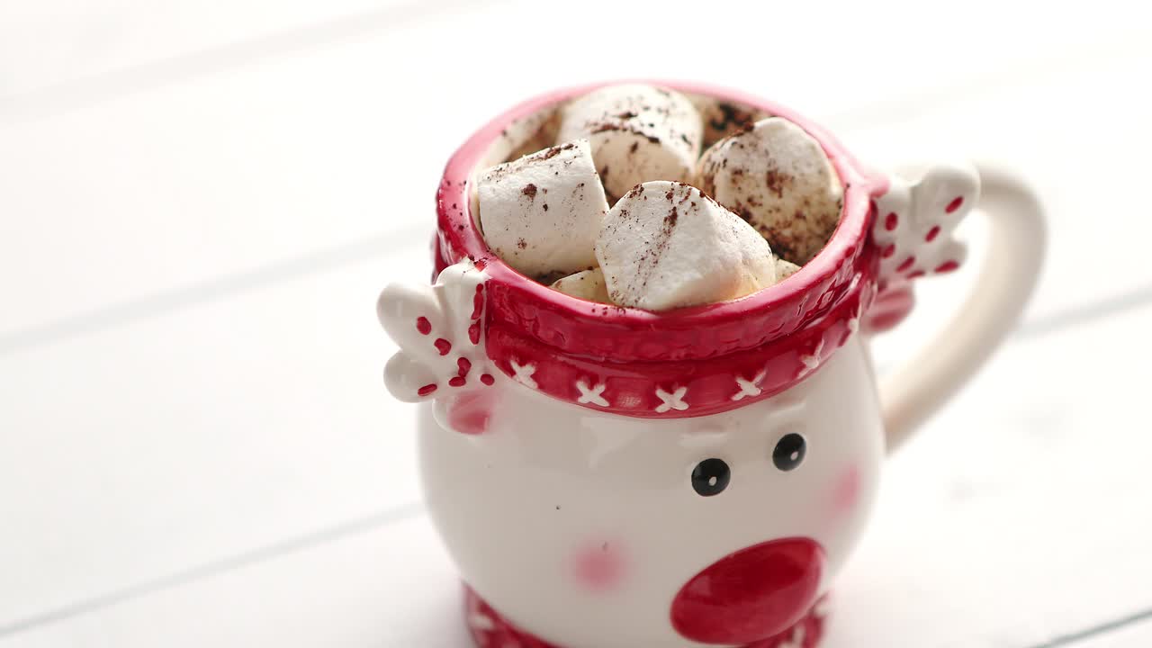 вкусный домашний рождественский горячий шоколад или какао с маршмеллоу