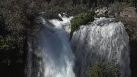 Primer-Plano-De-Una-Cascada-En-El-Sur-De-Chile