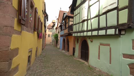 Las-Casas-Antiguas-De-Riquewihr-Se-Mezclan-Con-Los-Aromas-Que-Surgen-De-Las-Bodegas-Donde-El-Vino-Envejece-En-Barrica-Bajo-La-Mirada-De-Los-Apasionados-Viticultores.