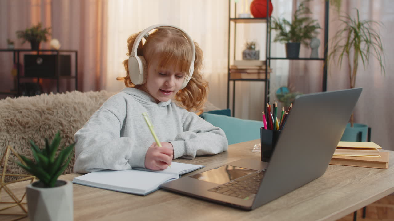 joven con auriculares inalámbricos aprendiendo inglés con lecciones de audio repitiendo nuevas palabras en voz alta