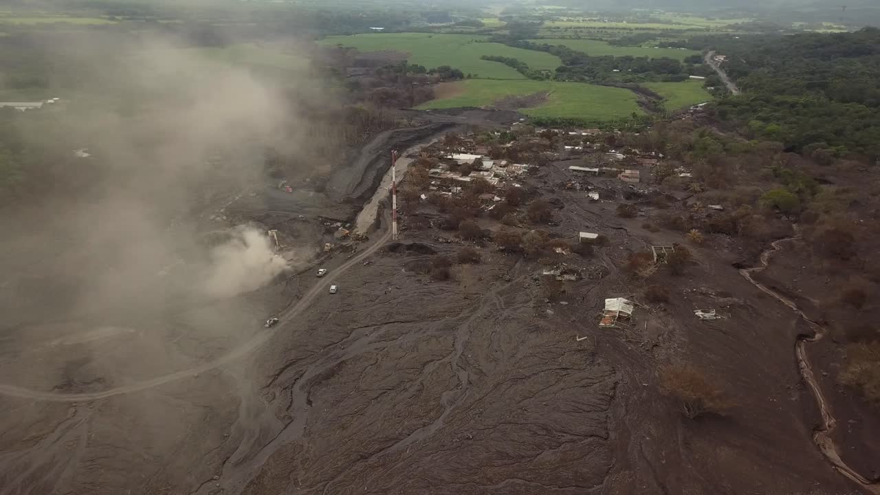 vista aérea giratoria de san miguel los lotes, una pequeña ciudad recientemente enterrada en el flujo piroclástico de un volcán