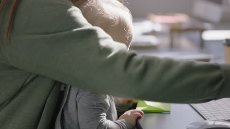 Cerrar-Joven-Mujer-De-Negocios-Caucásica-Madre-Jugando-Con-Su-Hija-En-El-Trabajo-Niño-Juguetón-Disfrutando-De-Una-Madre-Amorosa-Maternidad-Exitosa-En-El-Lugar-De-Trabajo-De-Oficina