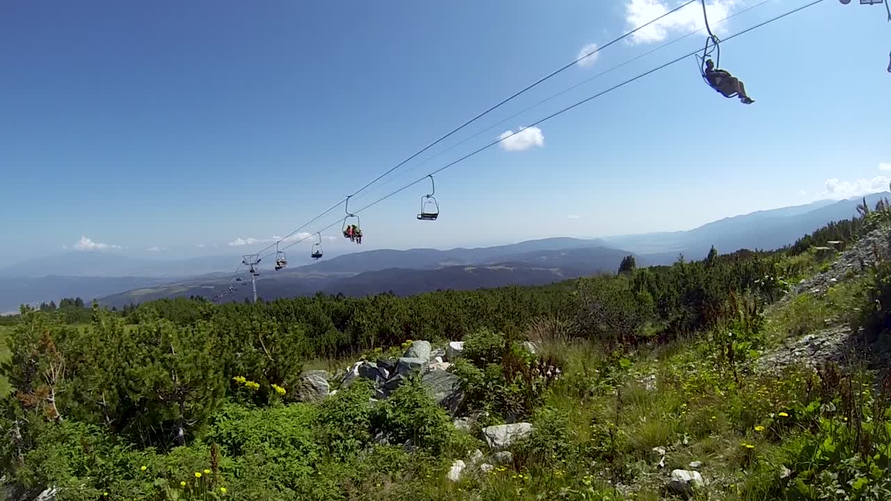 불가리아의 진정한 산을 걷는 등산가