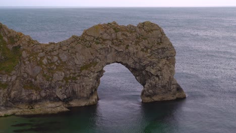 Hermosa-Puerta-Durdle-En-Lulworth,-Dorset,-Reino-Unido,-Con-El-Agua-Moviéndose-Suavemente