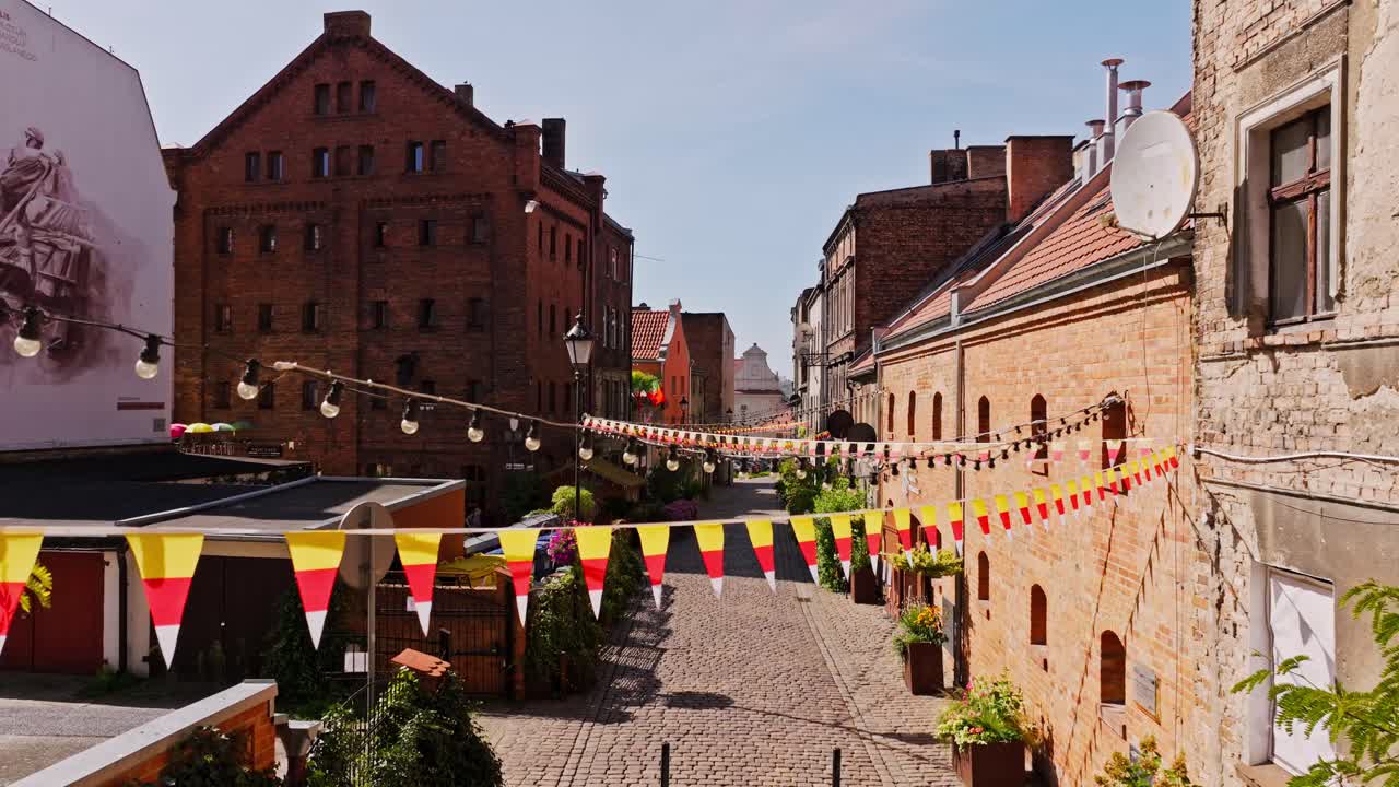 Statisk visning, gammel bygyde i Grudziądz med murstensfacader, festlige dekorationer