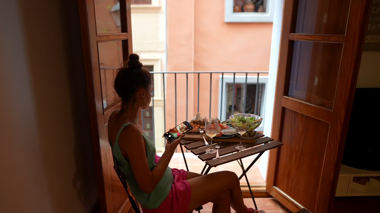 mujer disfrutando de una comida en un balcón