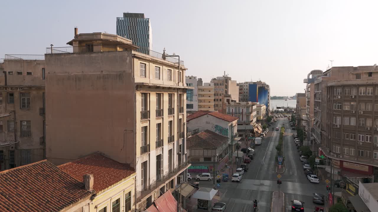 Vecchio edificio al Pireo, Grecia, visto dall'alto in una giornata di sole