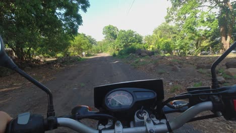 Moto-POV:-Blick-Eines-Motorradfahrers-Auf-Eine-Kleine-Unbefestigte-Straße-Im-Ländlichen-Nicaragua