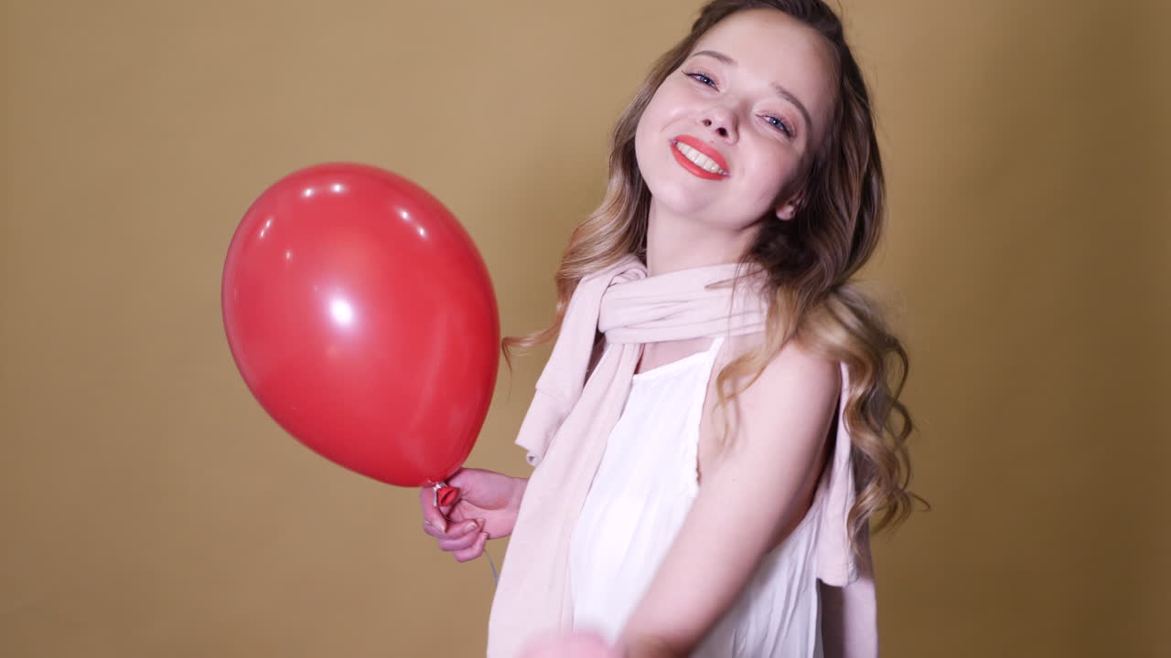 빨간 풍선을 들고 있는 여자