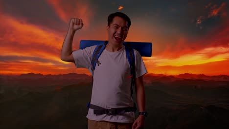 un caminante feliz al atardecer