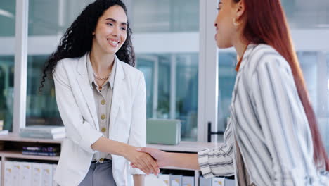 mujeres de negocios, apretón de manos y asociación