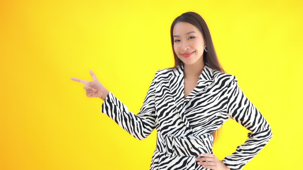 スタイリッシュな若い女性が腰に手を置き、右側のスペースをコピーすることを指します