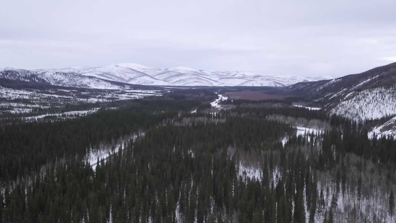 Toma aérea amplia: Invierno en la naturaleza salvaje de Alaska, carretera de Chena Hot Springs.