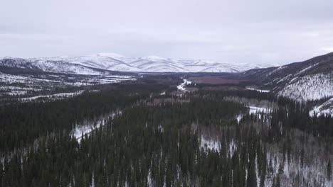 Toma-Aérea-Amplia-De-Invierno-En-El-Desierto-De-Alaska,-Carretera-De-Aguas-Termales-De-Chena