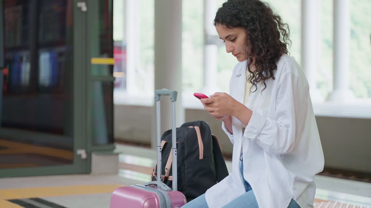 mujer esperando en la estación de tren