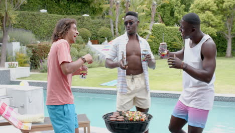 jóvenes afroamericanos disfrutando de una barbacoa al aire libre