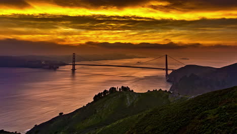 belleza del puente golden gate y la puesta de sol dorada, lapso de tiempo de fusión