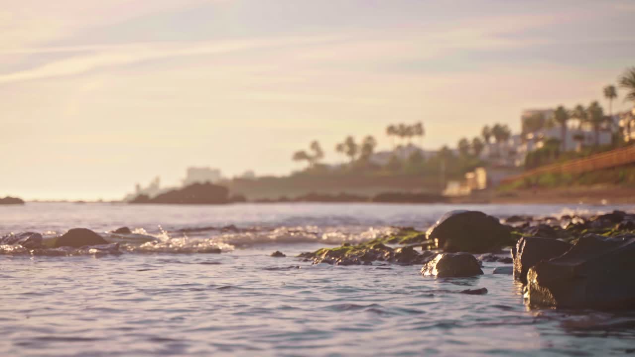 슬로우 모션으로 해변의 파도와 바위