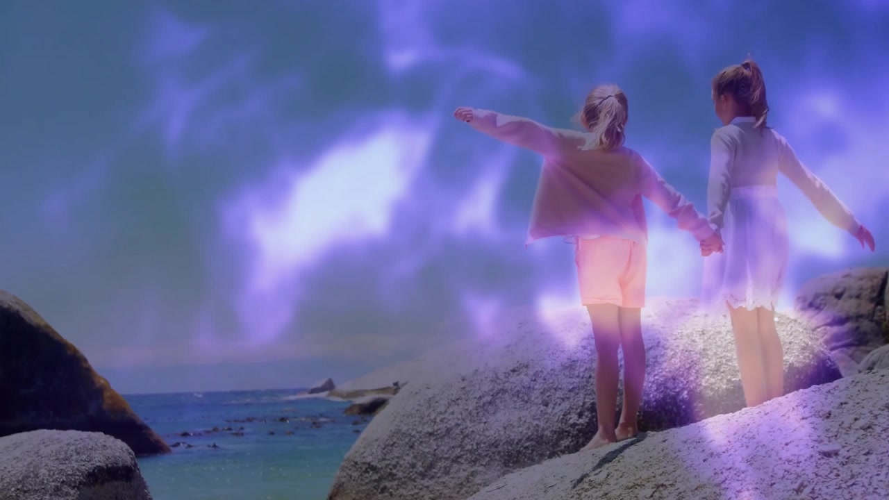 Due giovani ragazze che si tengono per mano su una spiaggia rocciosa con una luce viola sognante