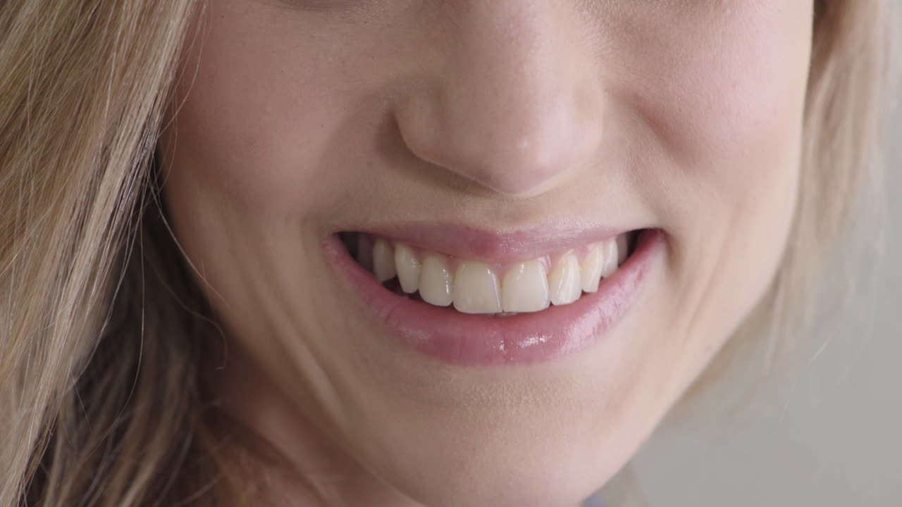boca de mujer sonriendo feliz mostrando dientes blancos saludables concepto de salud dental