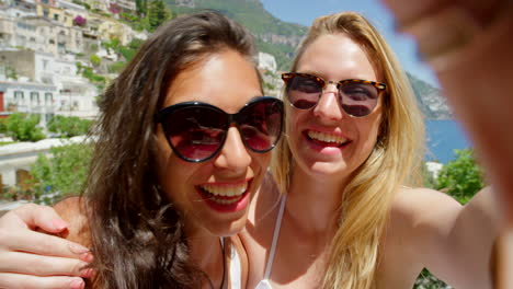 Zwei-Frauen-Schmollen,-Während-Sie-Gemeinsam-Selfies-Machen