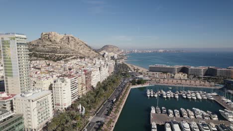 Paseo-Marítimo-A-Lo-Largo-Del-Puerto-Deportivo,-Alicante,-España