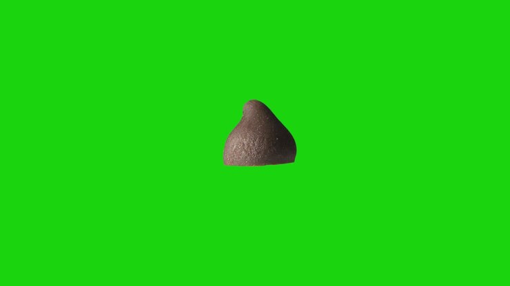 Goccia di cioccolato isolata e che ruota su sfondo chroma key verde. Un pezzo di cioccolato al latte ricco, dolce e gustoso che gira