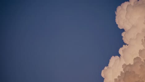 la estatua de la libertad por la noche