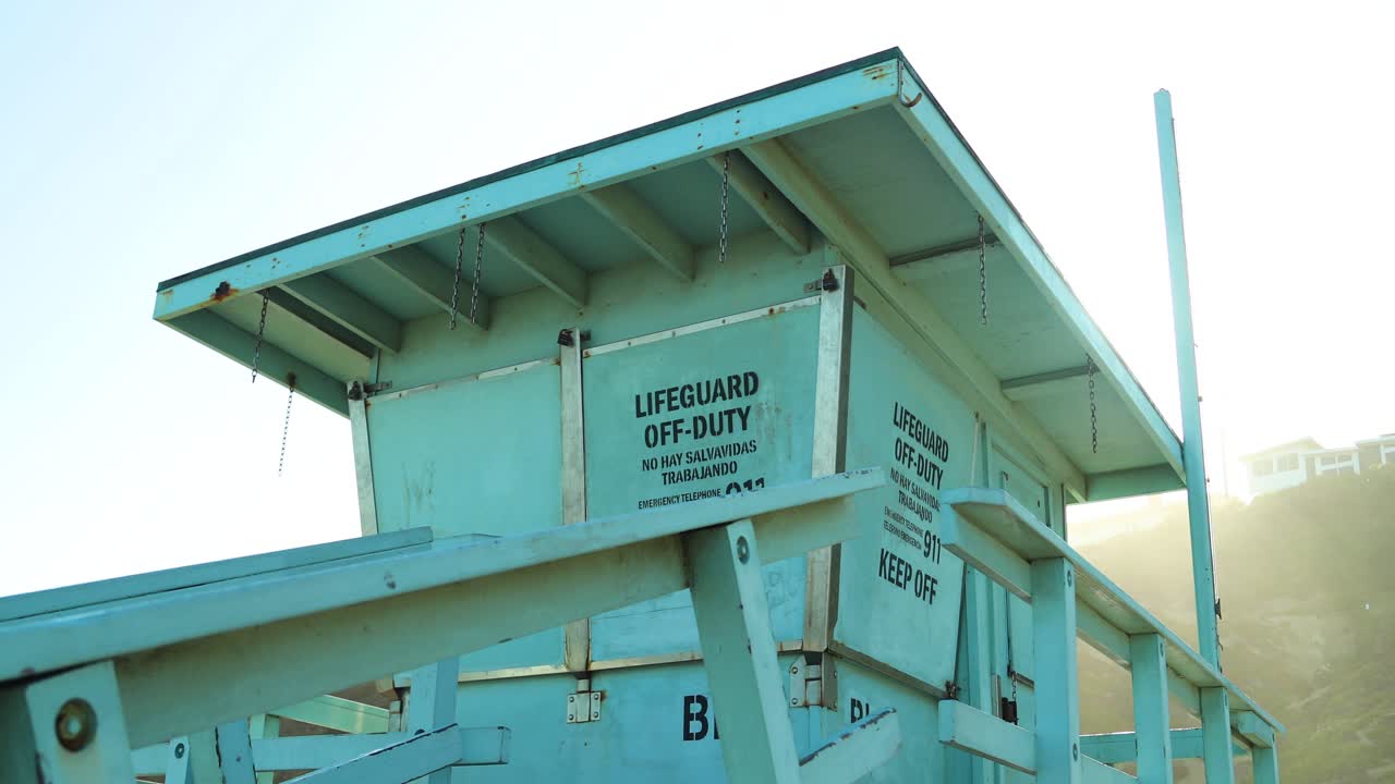 해변의 인명 구조 초소에 빛나는 태양