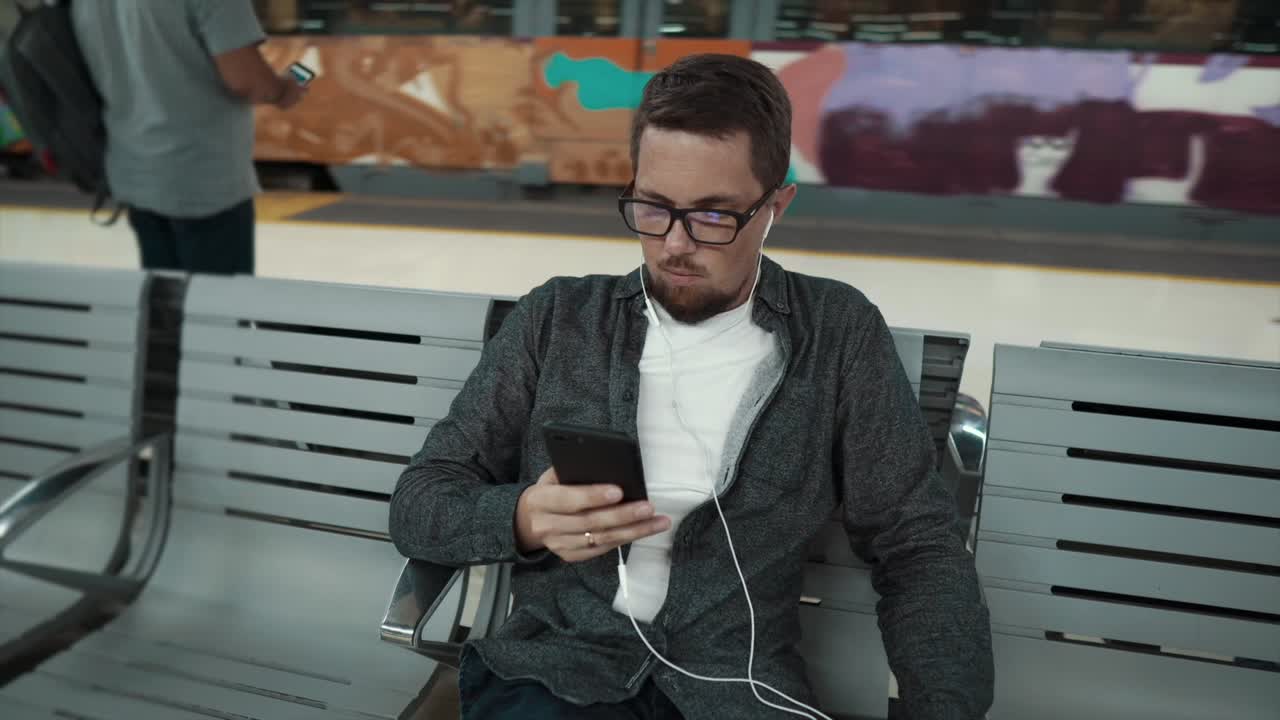 hombre esperando en la estación de tren