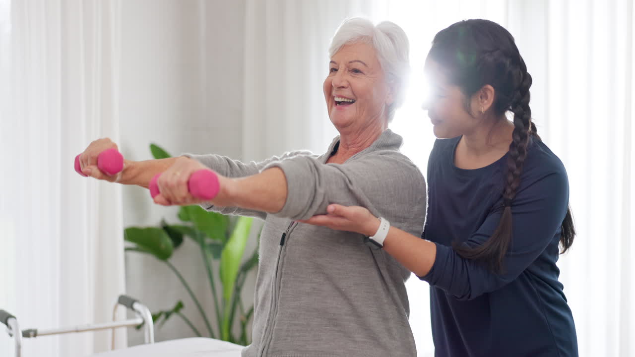 시니어 행복한 여자, 덤벨