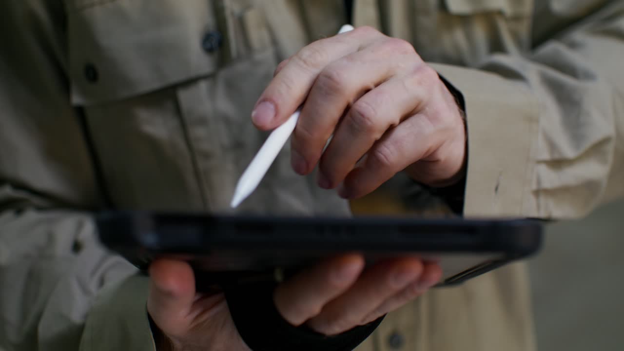 человек, использующий стилус на планшете