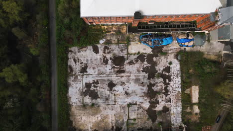 Edificio-Comercial-Abandonado-Y-Destruido,-Vista-Aérea-De-Arriba-Hacia-Abajo