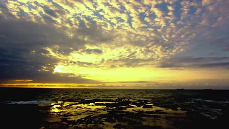 imágenes de lapso de tiempo de un amanecer con vistas a una repisa de roca cargada de agua