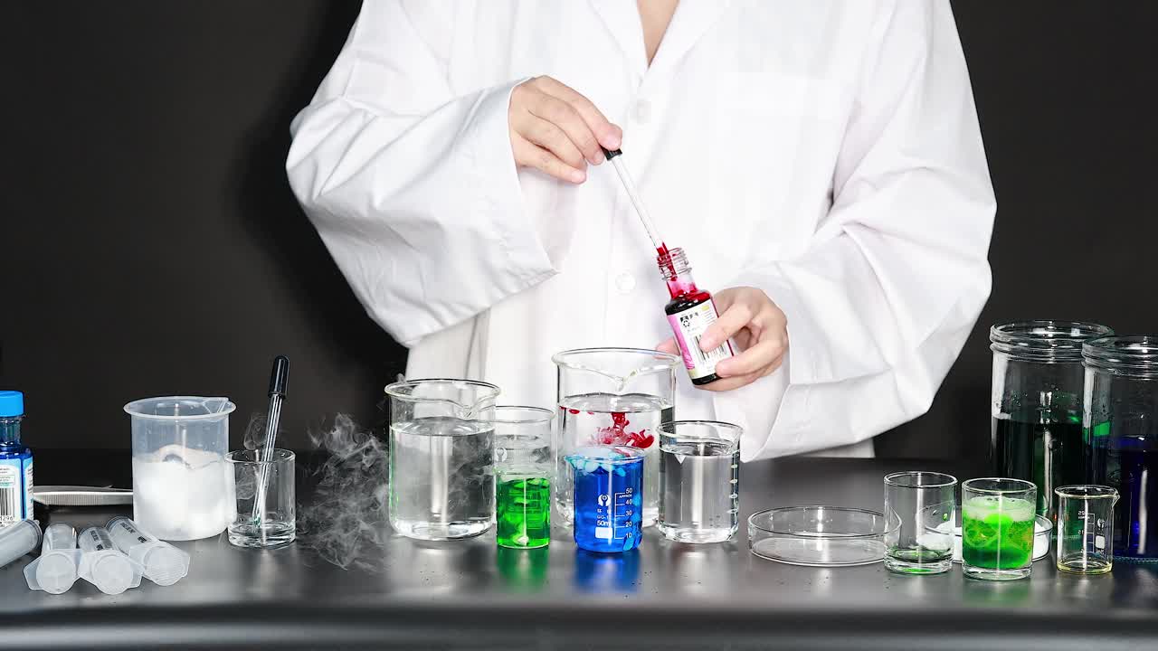 experimento científico con líquidos de colores