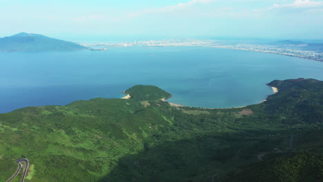 Treffen-Sie-Mich-Dort,-Wo-Die-Berge-Das-Meer-Berühren