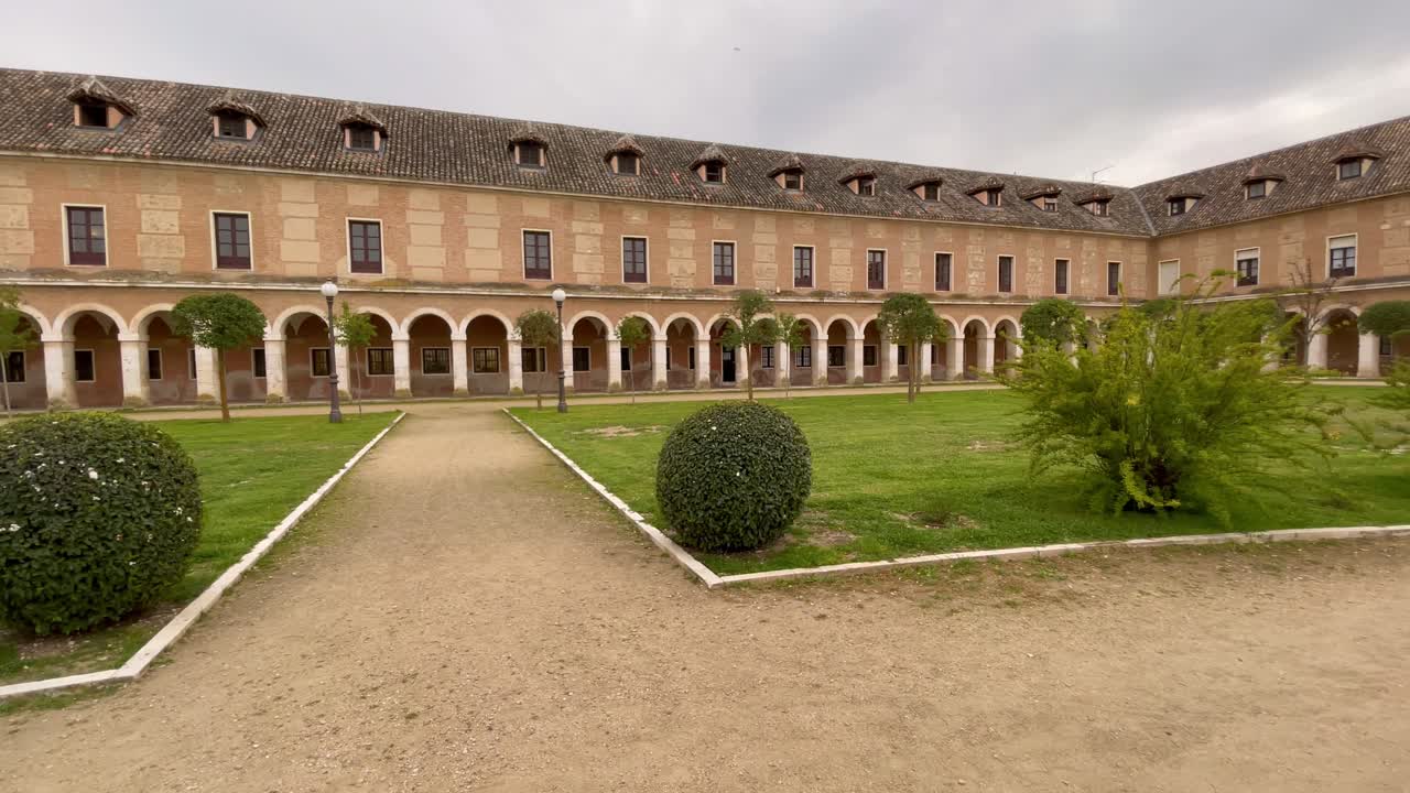 We see the interior patio of the Herrerian-style Crafts House from the 16th century, the porticos appear with their white columns in contrast with the black roof, all with great sobriety and elegance.