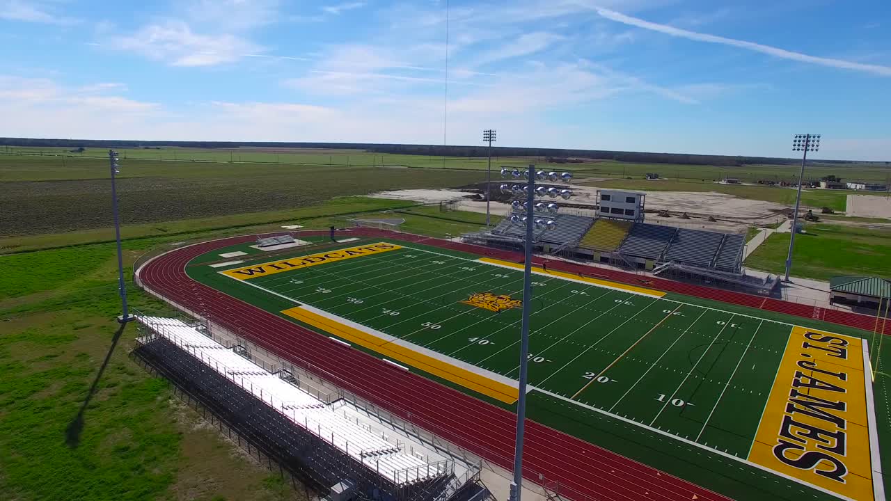Eccellente ripresa aerea su un moderno stadio di football americano di una scuola superiore nelle pianure del Texas o della Louisiana