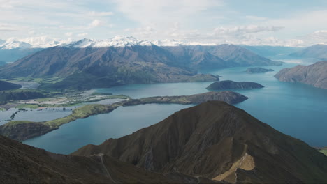 épica vista montañosa de nueva zelanda con valles y lagos que se extienden hasta el horizonte