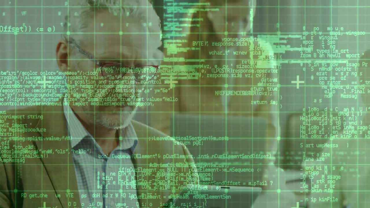 animación del procesamiento de datos en una pantalla digital sobre un anciano caucásico que trabaja en una oficina