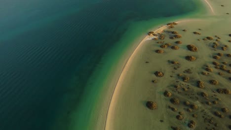 Banco-De-Arena-Del-Océano-Profundo-Divide-El-Agua-De-Mar-Poco-Profunda-Con-Plantas-De-Manglares-Inclinación-De-Drones