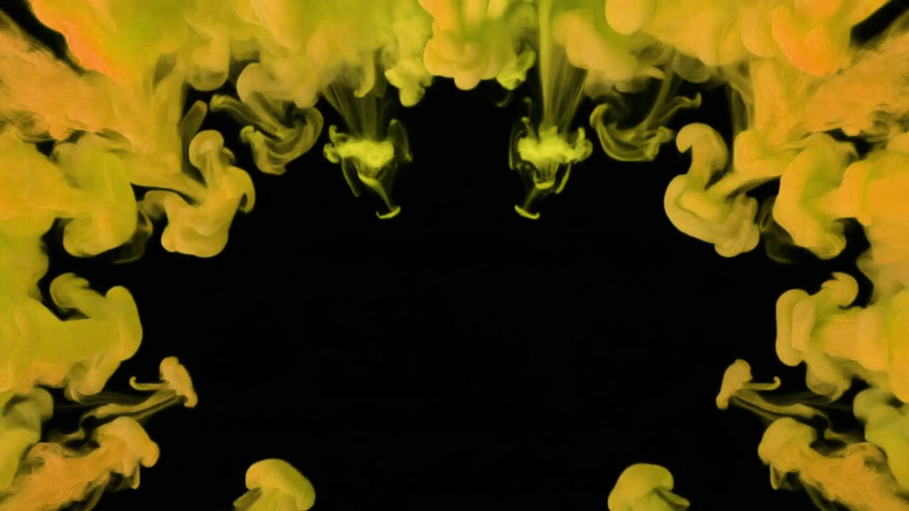 Inchiostro giallo che si diffonde nell'acqua su sfondo nero