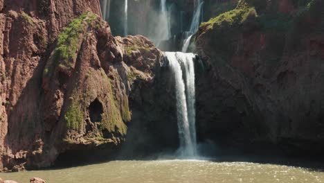 Breiter-Blick-Von-Unten-Auf-Den-Ozoud-Wasserfall-In-Marokko