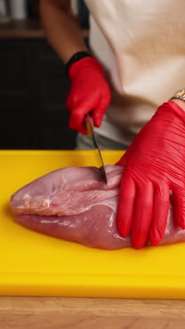 preparación de pecho de pavo crudo